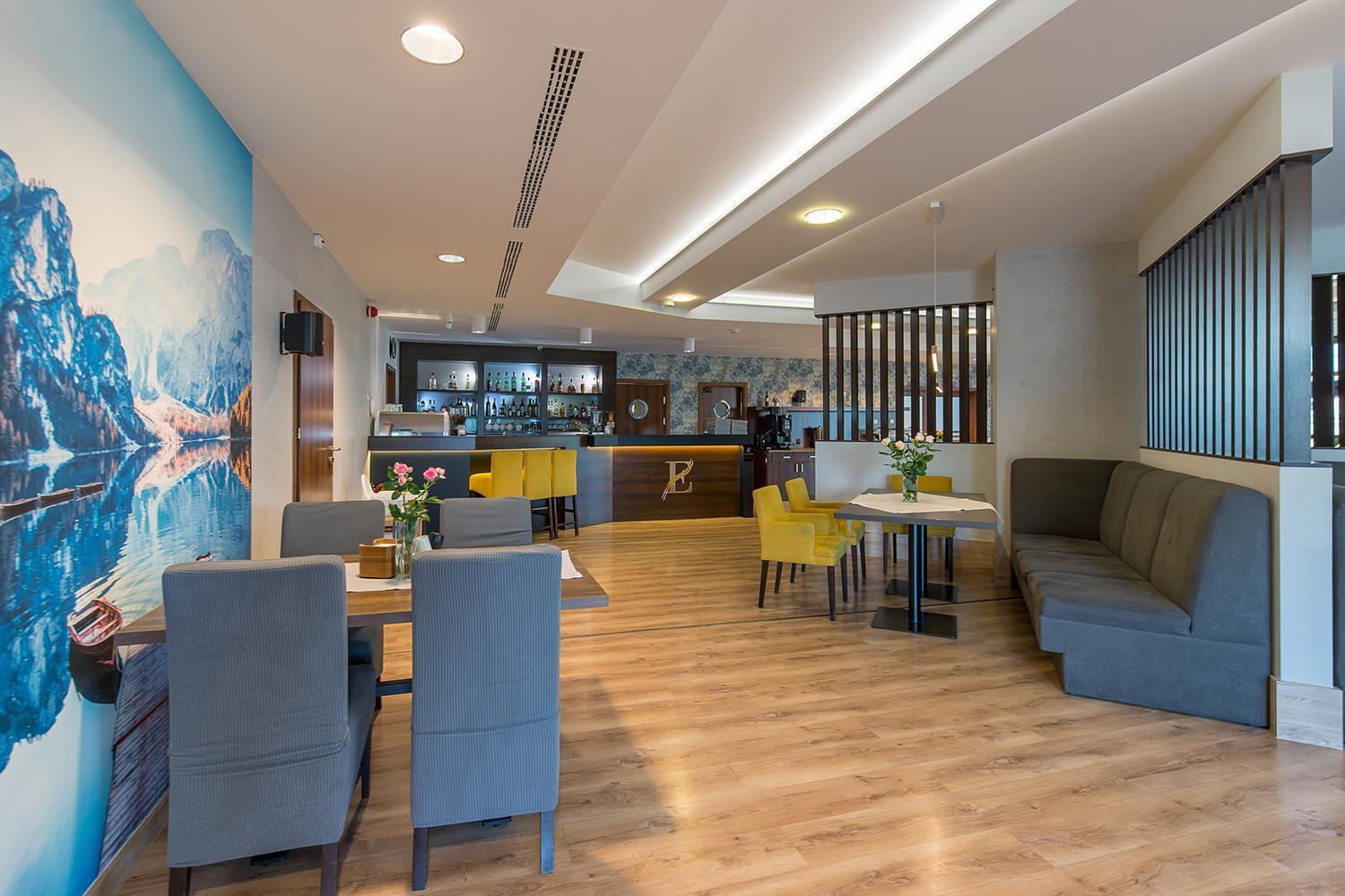 世界语酒店 Świdnica 外观 照片
